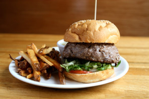 Weltbekannte Hamburger, oft produziert vom größten Olympia-Sponsor