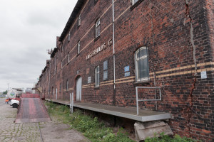 Der schlechte Zustand des Lagerhaus G zeigt, dass hier Handlungsbedarf ist, um den Gedenkort zu erhalten. (Foto: Licetbovi)