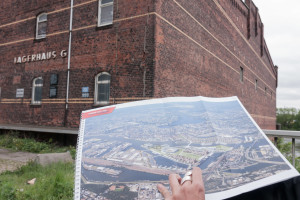 Mitten im Logistik Zentrum des Olympischen Dorf liegt das ehemalige KZ-Außenlager.